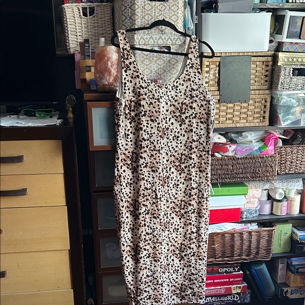 Bar 111Elegant Leopard Print Midi Dress size large nwt.
